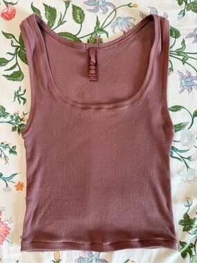SKIMS Ribbed Scoop Tank in Mauve Rose